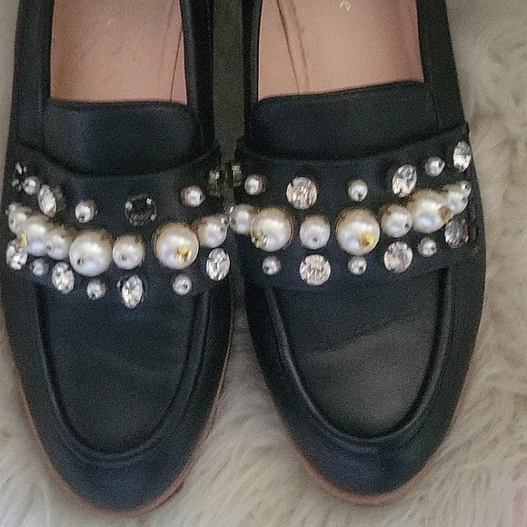 KATE SPADE LEATHER Elegant Black Loafers with Pearl Detailing - Picture 2 of 7